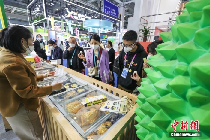 2022年11月6日，第五届中国国际进口博览会继续在国家会展中心（上海）举办。在食品及农产品展区内，观众参观马来西亚品牌“猫山王”的榴莲食品。 <a target='_blank' href='/'>中新社</a>记者 贾天勇 摄