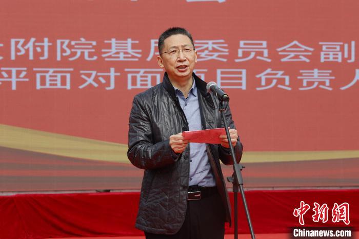 黄富宏表示，江苏推行“家庭药师进万家”，其目标就是让老百姓用药安全有保障。　扬州大学附属医院供图