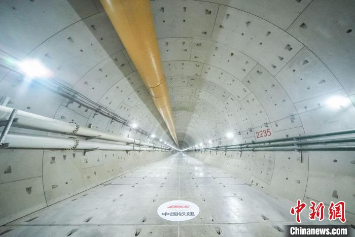 上海首条市域铁路“机场联络线”2标盾构隧道内部。　中铁十四局供图