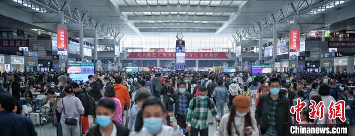 上海虹桥站当日候车大厅座无虚席、人潮涌动。　铁路上海站供图