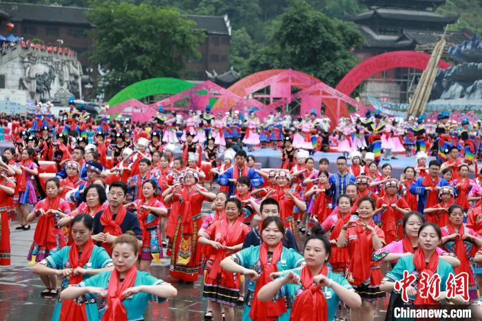 图为第十二届中国乌江苗族踩花山节现场。　梁钦卿 摄