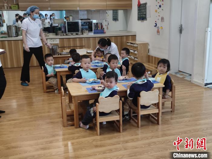 在南京市江北新区抚育安托育中心，孩子们正在用餐 <a target='_blank' href='/'>中新社</a>记者 郝凌宇 摄