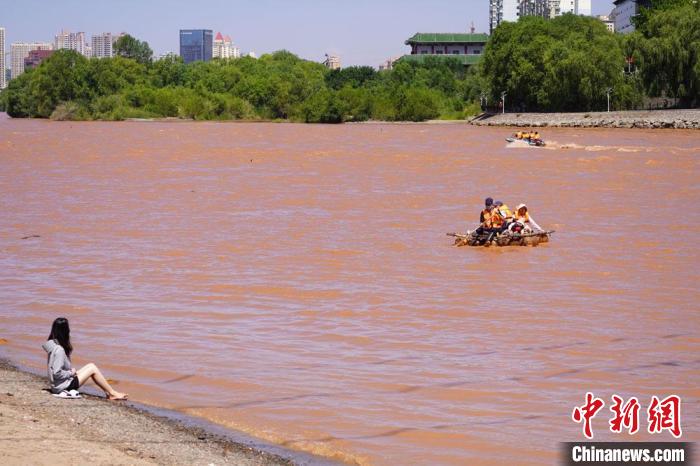 2022年6月底，甘肃兰州，游客乘坐羊皮筏子游览黄河。　九美旦增 摄