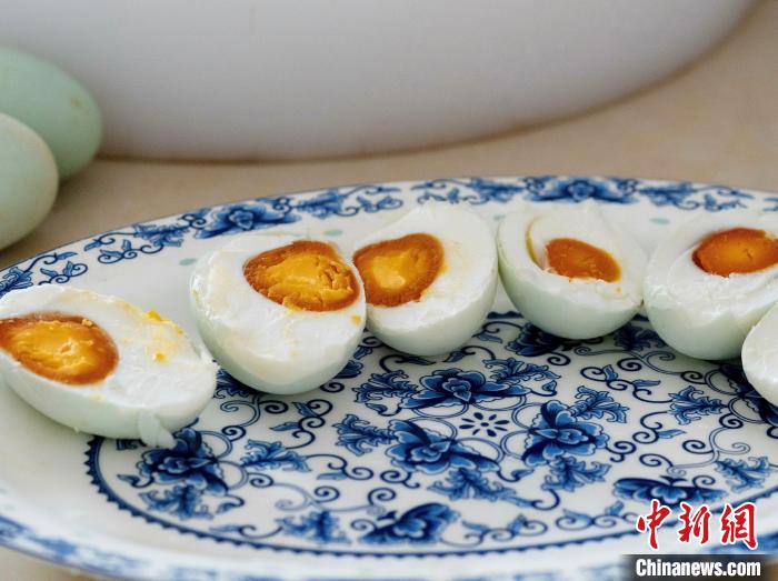 图为江西共青城市荷塘板鸭食品有限公司制作的咸鸭蛋。　王一婷 　摄