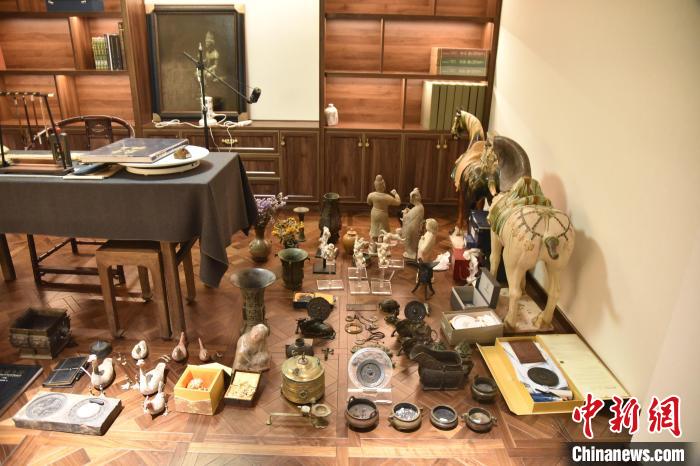 洛阳警方从犯罪嫌疑人李某贝家中搜出大量文物。　洛阳市公安局供图