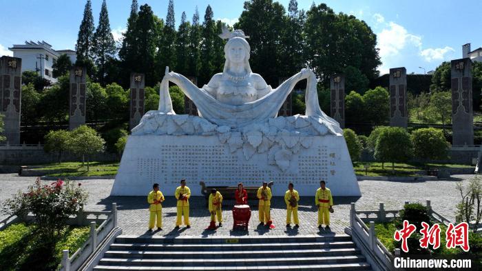 远安嫘祖文化园里的嫘祖雕像 周星亮 摄