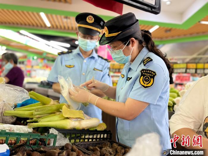 上海市食药安办会同相关部门联合开展了为期2年的韭菜、豆芽等重点食用农产品综合治理工作。　上海市市场监管局供图