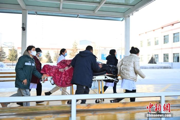 12月19日，甘肃省临夏州积石山县人民医院内，医务人员运送伤者。 <a target='_blank' href='/'>中新社</a>记者 李亚龙 摄